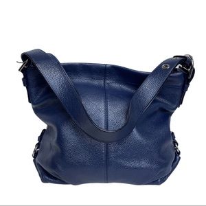 Sumptuous leather Coach shoulder bag in navy blue